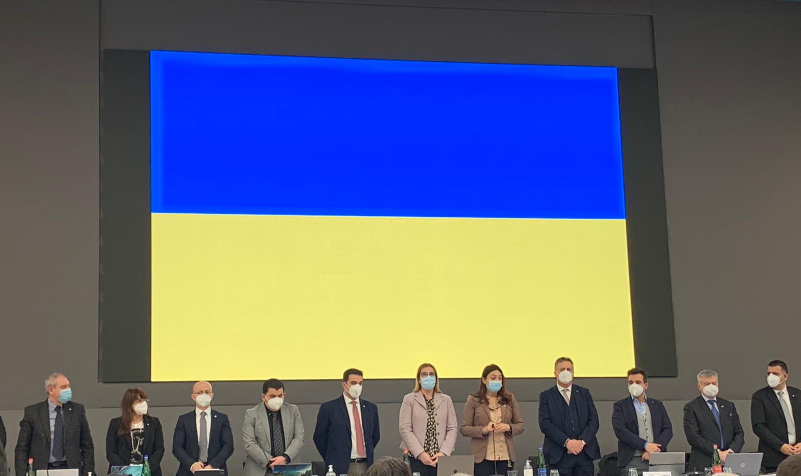 Membri Fnopi con bandiera Ucraina